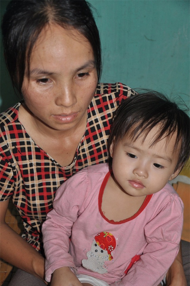 Chị Là kể bác sĩ nói chi phí cấy điện cực ốc tai cho con là gần 600 triệu đồng.