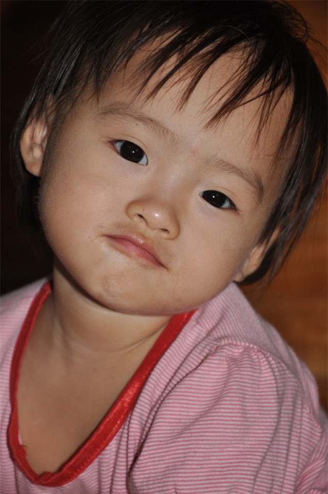 Em không thể nghe, cũng không thể nói, em chỉ thể hiện tình cảm của mình bằng biểu hiện qua gương mặt.