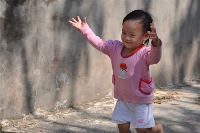 Cô bé vẫn chờ đợi 1 phép màu đến với mình để có thể nghe, nói được như các bạn khác.