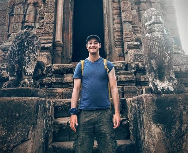 Thay giao ngoai quoc dien trai bi chup len trong lop hoc hinh anh 2