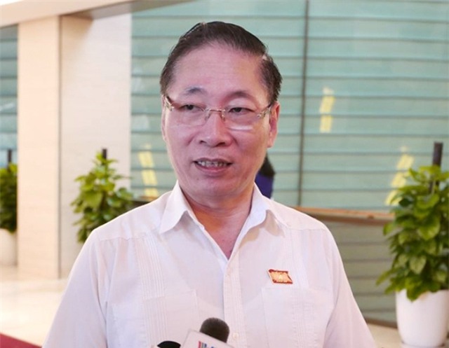 Đại biểu không bằng lòng khi Bộ trưởng Nhạ trả lời vụ điều giáo viên đi tiếp khách - Ảnh 1.