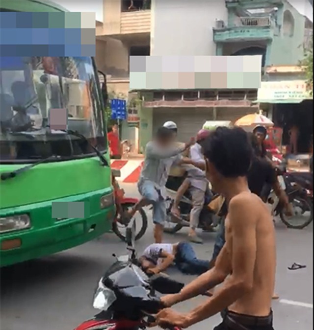 Thanh niên trộm xe máy bị kéo lê, đánh đập dã man giữa đường phố Sài Gòn - Ảnh 1.