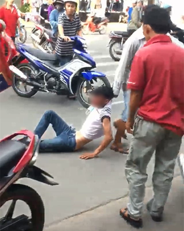 Thanh niên trộm xe máy bị kéo lê, đánh đập dã man giữa đường phố Sài Gòn - Ảnh 2.