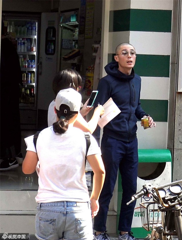 Hoắc Kiến Hoa nổi giận, quát tháo phóng viên giữa phố: Các người đã chụp đủ chưa? - Ảnh 1.