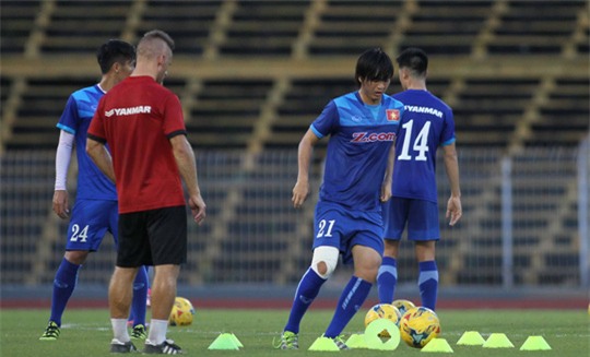 Ngay từ trong nước Tuấn Anh đã phải bó chân