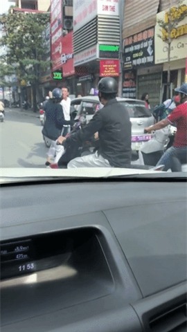 Clip: Người phụ nữ dùng cầm mũ bảo hiểm choảng tài xế taxi sau va chạm giao thông - Ảnh 2.