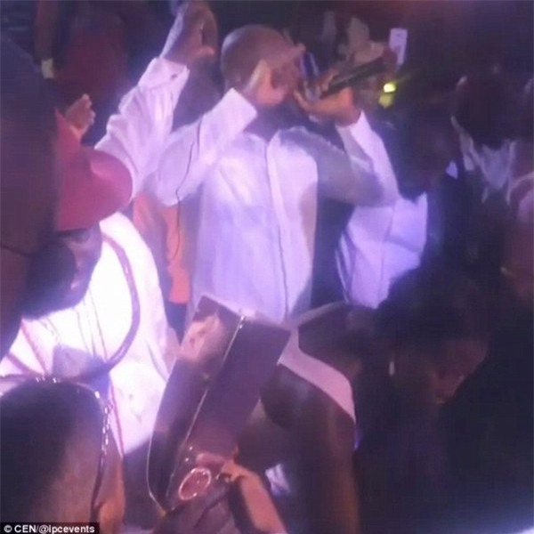 Gia đình tỷ phú chơi trội bằng cách dùng súng bắn tiền trong đám cưới gây phẫn nộ - Ảnh 2.