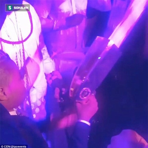 Gia đình tỷ phú chơi trội bằng cách dùng súng bắn tiền trong đám cưới gây phẫn nộ - Ảnh 3.