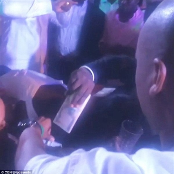 Gia đình tỷ phú chơi trội bằng cách dùng súng bắn tiền trong đám cưới gây phẫn nộ - Ảnh 4.