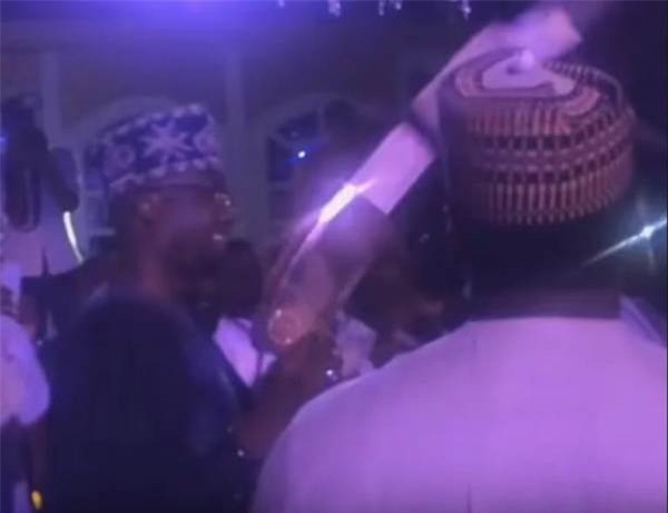 Gia đình tỷ phú chơi trội bằng cách dùng súng bắn tiền trong đám cưới gây phẫn nộ - Ảnh 5.