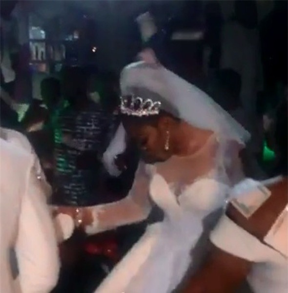 Gia đình tỷ phú chơi trội bằng cách dùng súng bắn tiền trong đám cưới gây phẫn nộ - Ảnh 6.