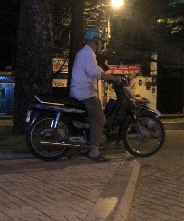 Hình ảnh ông xe ôm đã già chờ mong một vị khách từng giờ.