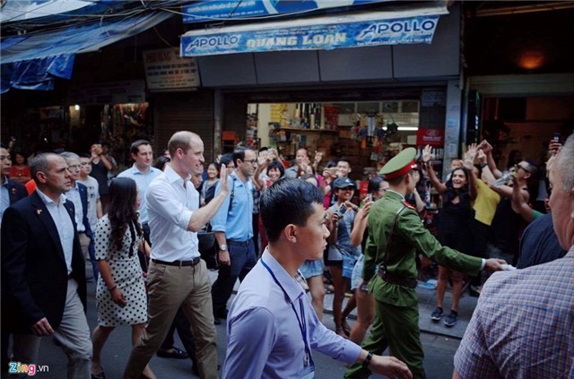 Hoang tu Anh tan bo pho co Ha Noi hinh anh 1