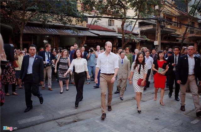 Hoang tu Anh tan bo pho co Ha Noi hinh anh 2