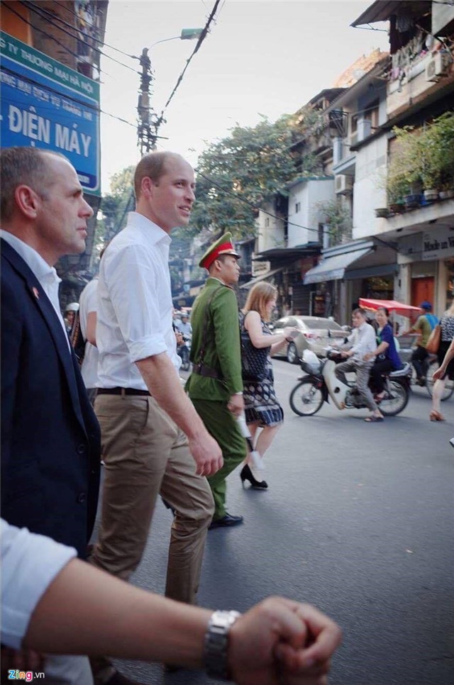 Hoang tu Anh tan bo pho co Ha Noi hinh anh 4