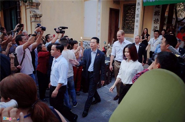 Hoang tu Anh tan bo pho co Ha Noi hinh anh 5