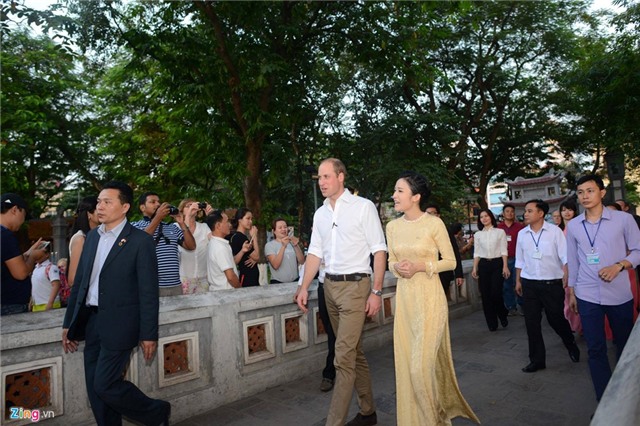 Hoang tu Anh tan bo pho co Ha Noi hinh anh 6