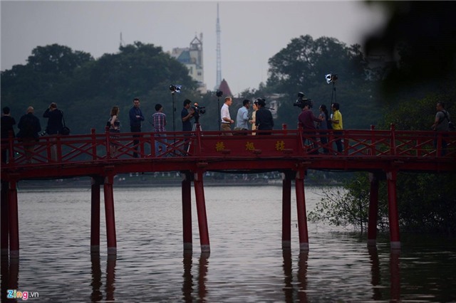 Hoang tu Anh tan bo pho co Ha Noi hinh anh 8