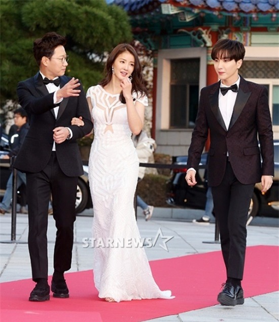 Chi Pu đẹp nổi bật bên Park Shin Hye trên thảm đỏ Asia Artist Awards 1