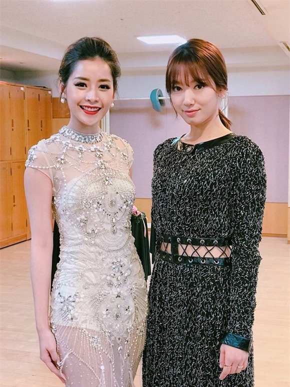 Chi Pu đẹp nổi bật bên Park Shin Hye trên thảm đỏ Asia Artist Awards 0