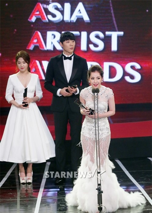 Chi Pu xuất sắc giành giải Ngôi sao triển vọng châu Á lĩnh vực Điện ảnh tại Asia Artist Awards 2016 0