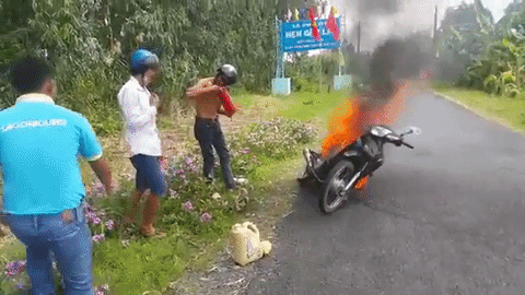 Clip: Không biết dùng bình cứu hỏa, 3 nam thanh niên ngậm ngùi nhìn xe máy bị lửa thiêu rụi - Ảnh 2.