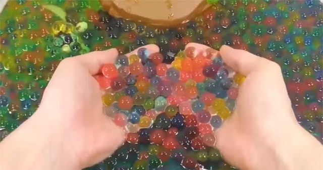 thu do choi nguy hiem cho tre: hat nhua no gay ung thu am tham tro lai - 1