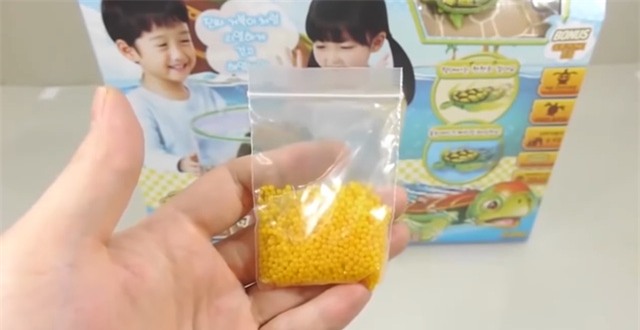 thu do choi nguy hiem cho tre: hat nhua no gay ung thu am tham tro lai - 2