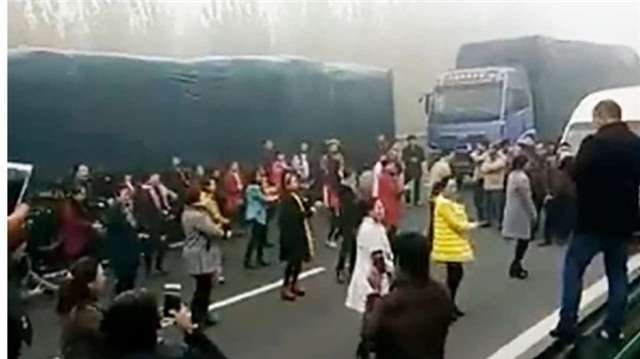 tac duong cao toc, 30 phu nu ra khoi xe nhay mua tung bung hinh anh 1