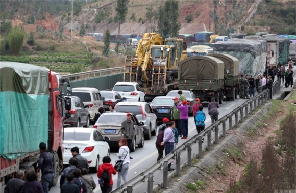 tac duong cao toc, 30 phu nu ra khoi xe nhay mua tung bung hinh anh 2
