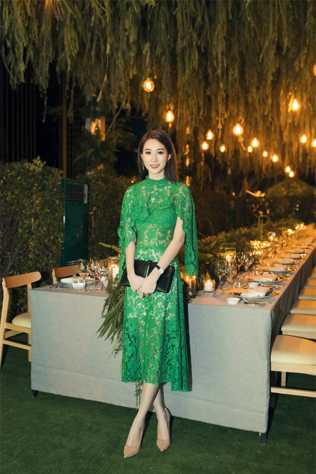 Hoa hậu Thu Thảo luôn nằm trong top sao Việt mặc đẹp và cũng như mọi lần, cô xuất hiện vô cùng xinh đẹp, cuốn hút.