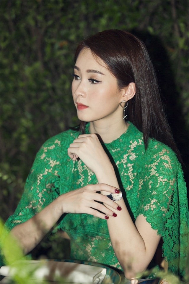 Trang phục không quá cầu kì mà tinh tế sang trọng, phụ kiện đơn giản càng làm tăng lên vẻ đẹp thanh tú của Đặng Thu Thảo.