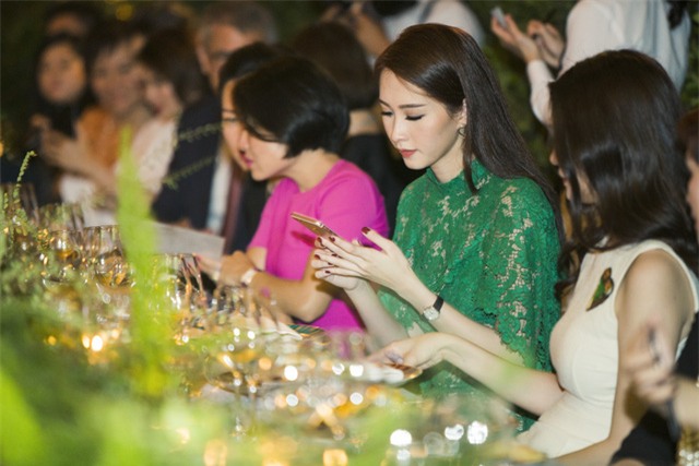 Thỉnh thoảng trong buổi tiệc người đẹp lại nghịch điện thoại, nhưng vẫn thể hiện sự dịu dàng và đáng yêu.