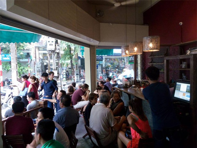 Phía trong quán cafe trên đường Thuốc Bắc mà Hoàng tử William ghé vào hôm nay. (Ảnh: Mắt Híp)
