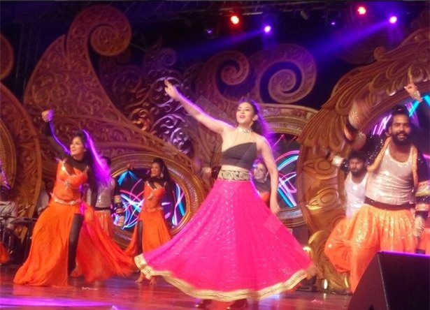 Đám cưới xa hoa ngút trời có giá 1.600 tỷ với thiệp mời dát vàng ở Ấn Độ - Ảnh 2.