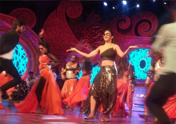 Đám cưới xa hoa ngút trời có giá 1.600 tỷ với thiệp mời dát vàng ở Ấn Độ - Ảnh 3.