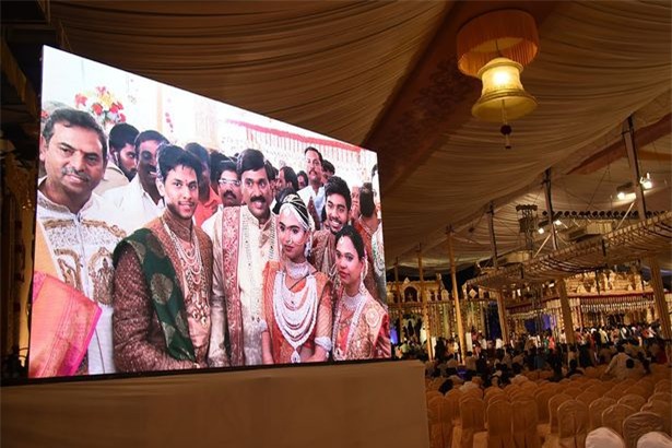 Đám cưới xa hoa ngút trời có giá 1.600 tỷ với thiệp mời dát vàng ở Ấn Độ - Ảnh 4.