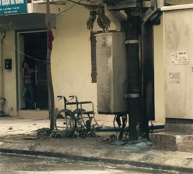 Hà Nội: Nổ bốt điện ở Trưng Nhị, cụ bà bán nước và người chồng ngồi xe lăn bỏng nặng - Ảnh 2.