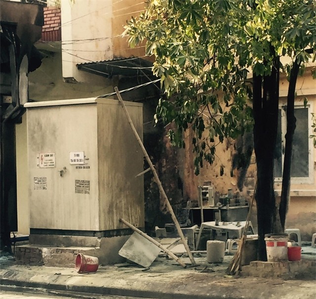 Hà Nội: Nổ bốt điện ở Trưng Nhị, cụ bà bán nước và người chồng ngồi xe lăn bỏng nặng - Ảnh 3.