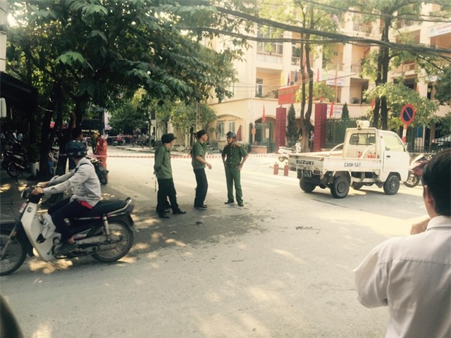 Hà Nội: Nổ bốt điện ở Trưng Nhị, cụ bà bán nước và người chồng ngồi xe lăn bỏng nặng - Ảnh 4.