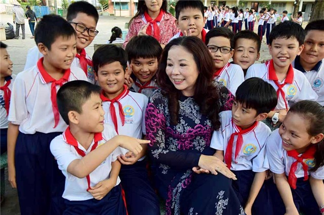 Gặp cô hiệu trưởng được học sinh dặn “ngoan, đừng khóc”