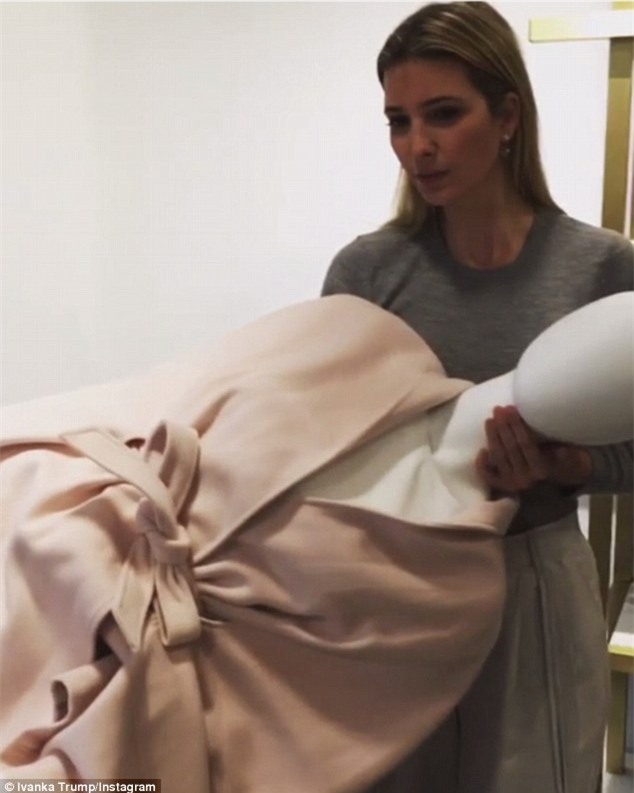 Cháu ngoại Donald Trump cover Bút dứa - Táo bút cực đáng yêu - Ảnh 5.