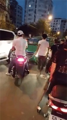 Clip: 2 thanh niên xăm trổ dọa tài xế taxi vì điều khiển xe lấn làn trong giờ cao điểm - Ảnh 2.