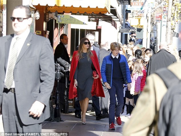 Cậu út nhà Donald Trump cực điển trai đi ăn trưa cùng mẹ khiến nhiều người xuýt xoa ngắm nhìn - Ảnh 4.