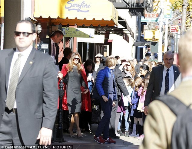 Cậu út nhà Donald Trump cực điển trai đi ăn trưa cùng mẹ khiến nhiều người xuýt xoa ngắm nhìn - Ảnh 5.