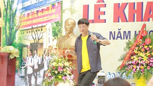 buc anh thay giao cam cui to son cho hoc tro thi van nghe khien dan mang