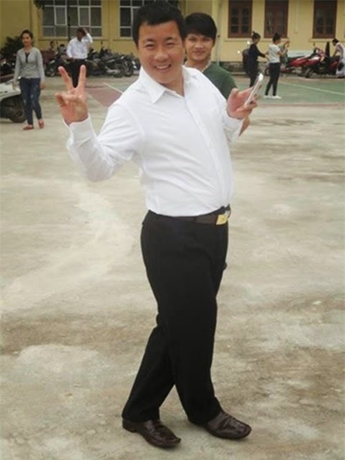 buc anh thay giao cam cui to son cho hoc tro thi van nghe khien dan mang