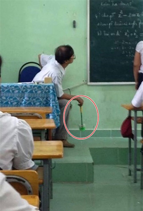 buc anh thay giao cam cui to son cho hoc tro thi van nghe khien dan mang