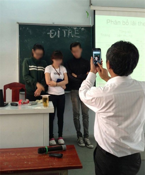 buc anh thay giao cam cui to son cho hoc tro thi van nghe khien dan mang