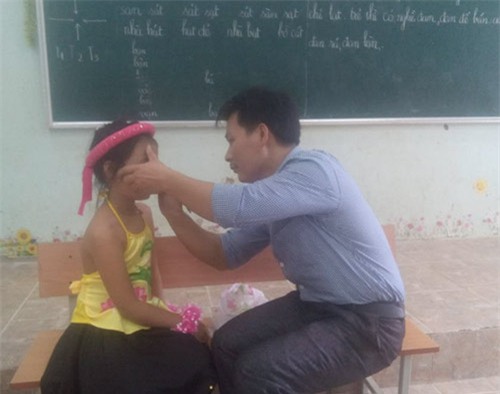 buc anh thay giao cam cui to son cho hoc tro thi van nghe khien dan mang